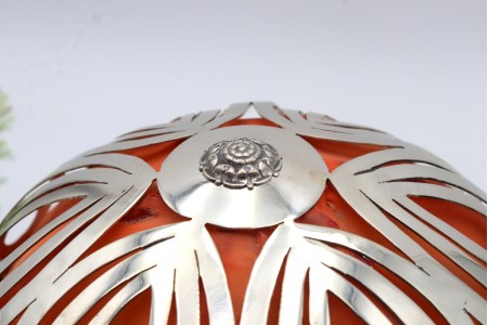 Candeeiro de mesa em prata recortada assentes em bases circulares com frisos e eletrificação preparada